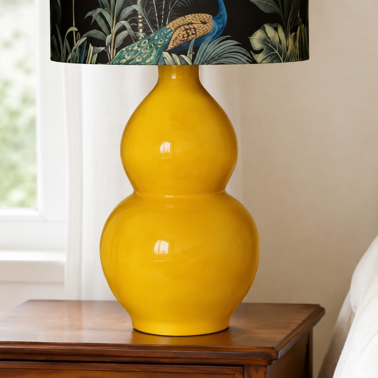 Rounded Gold ceramic base detail